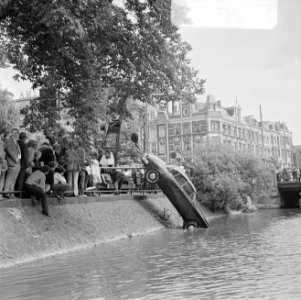 De auto wordt met een takelwagen uit het water gehaald, Bestanddeelnr 922-5760