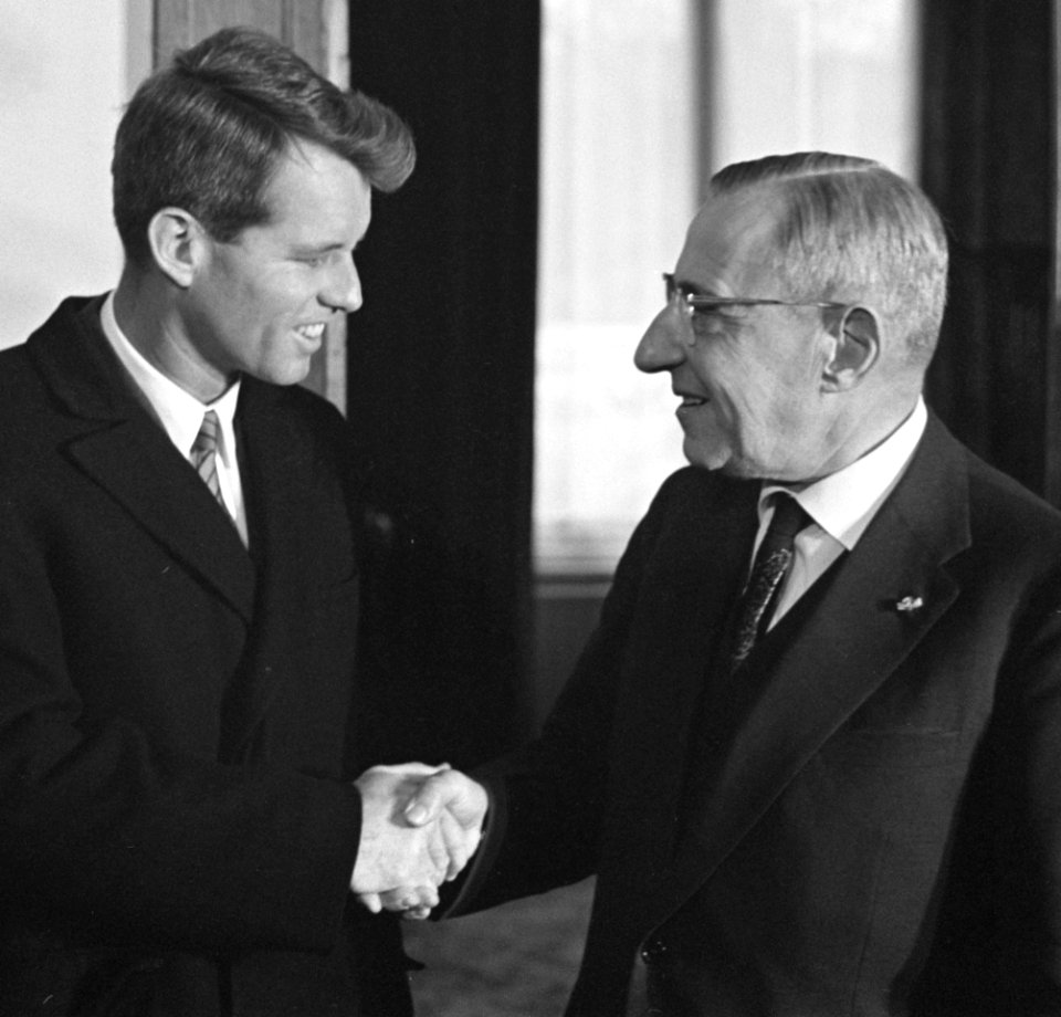 De Amerikaanse minister van Justitie, Robert Kennedy begroet door minister-presi, Bestanddeelnr 913-5661 (1)