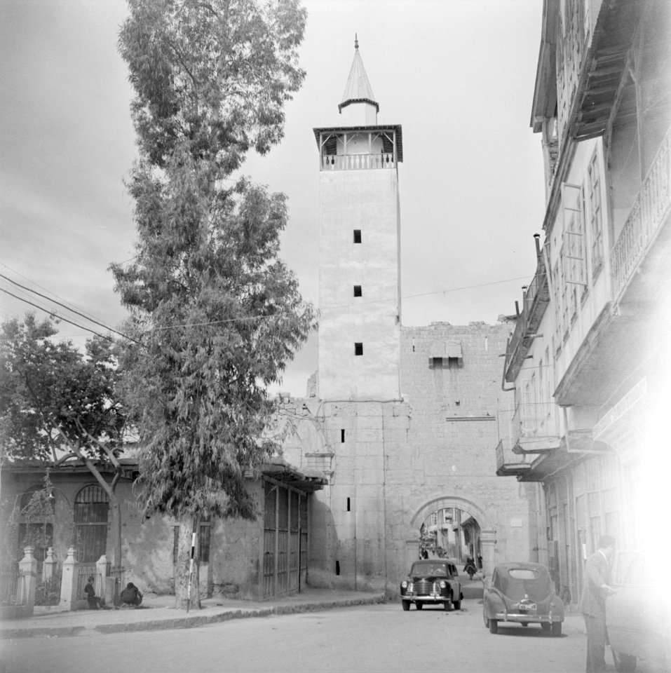 De Bab Sharqi (Oostpoort) in de stadsmuur en het begin van de straat genaamd de, Bestanddeelnr 255-5865