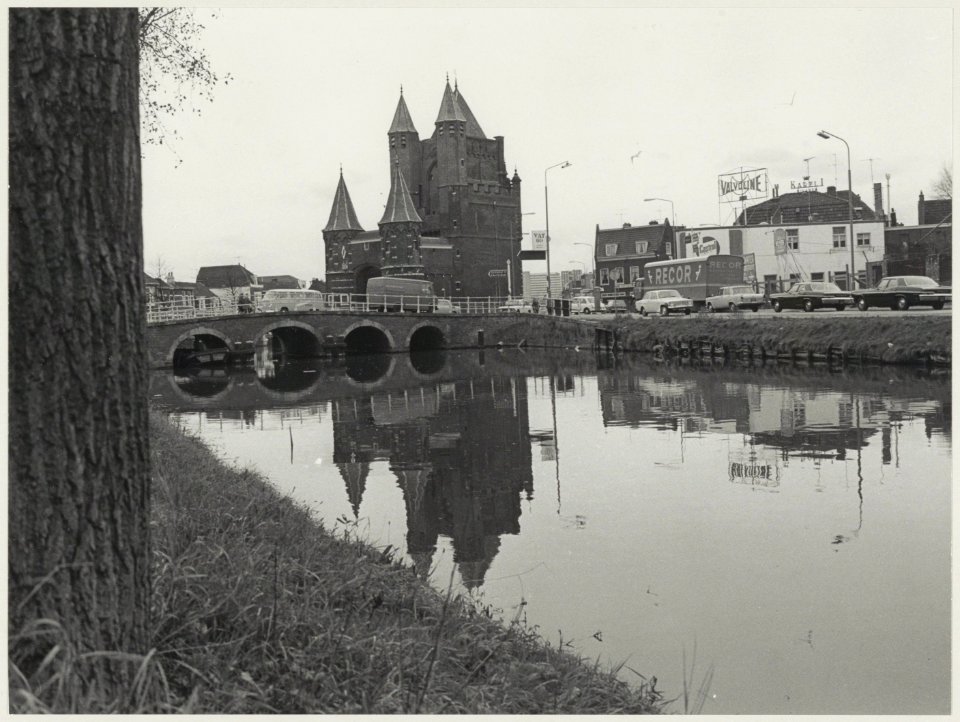 De Amsterdamse Poort gezien vanaf de Voormalige Oudeweg over de Oostersingelgracht naar het zuidwesten. Links is een gedeelte van de Oostvest zichtbaar. NL-HlmNHA 54011637