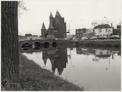 De Amsterdamse Poort gezien vanaf de Voormalige Oudeweg over de Oostersingelgracht naar het zuidwesten. Links is een gedeelte van de Oostvest zichtbaar. NL-HlmNHA 54011637