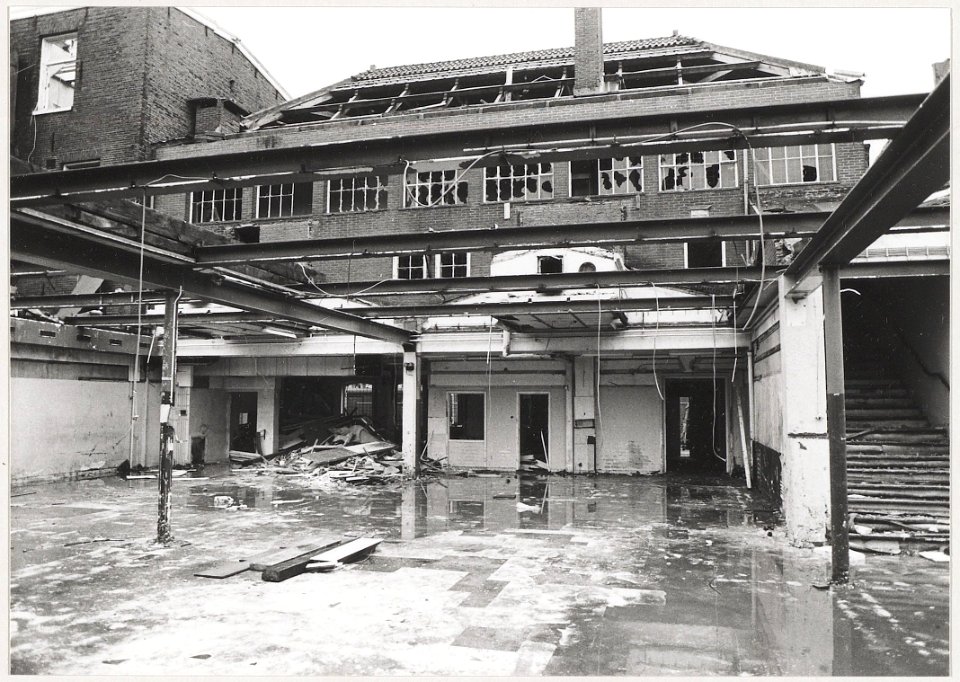 De afbraak van het voormalige gebouw van Damiatepers aan het Groot Heiligland 10. NL-HlmNHA 54010444