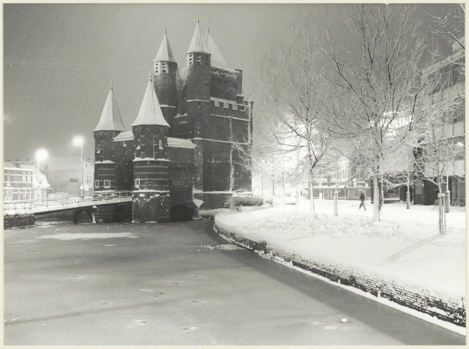 De Amsterdamse Poort tijdens een sneeuwbui, ziende naar het zuidwesten. NL-HlmNHA 54014401