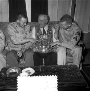 De Amsterdamse gids, de heer Dam, getooid met regimentsinsignes, ontvangen van A, Bestanddeelnr 906-5093
