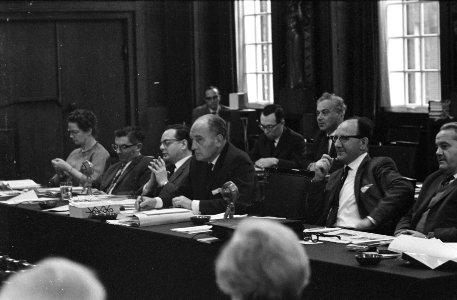 De Amsterdamse gemeenteraad bijeen, de PvdA-fractie, vlnr Polak, Van der Hoe, Bestanddeelnr 914-6003