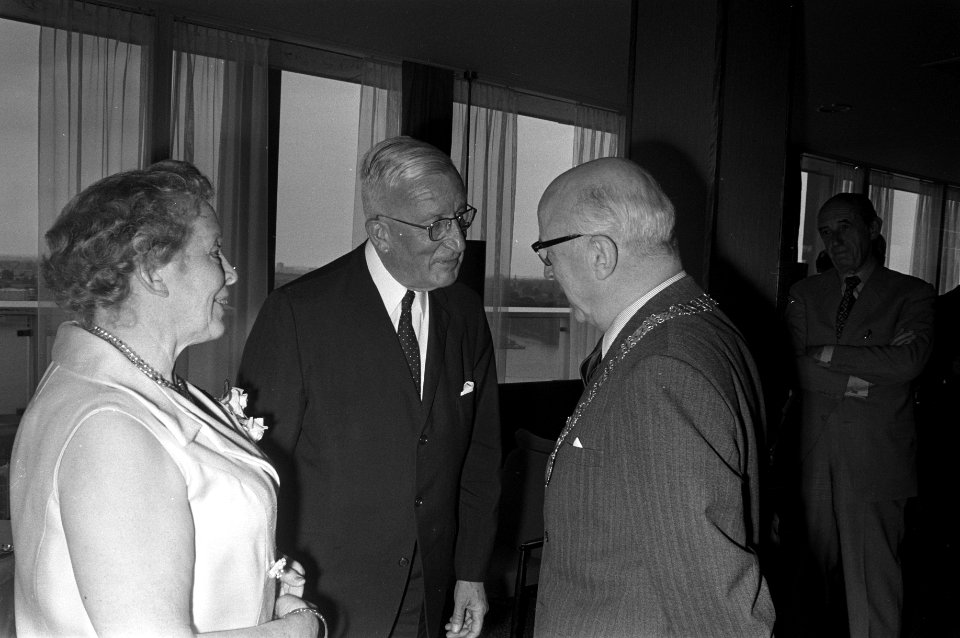 De Amsterdamse burgemeester Ivo Samkalden (r) in gesprek met het echtpaar van El, Bestanddeelnr 925-6805