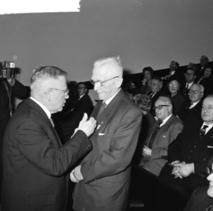 De Albert Schweitzerprijs , uitgereikt aan prof. dr. W. Banning , rechts dr. H. , Bestanddeelnr 934-6411