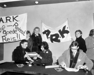 De Anti Rassendiscriminatie Klub heeft twee leden naar Amerika gestuurd om petit, Bestanddeelnr 917-2415