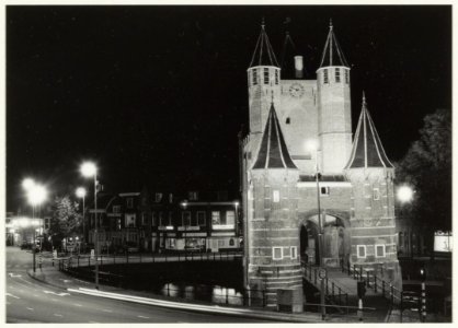 De Amsterdamse Poort in floodlight, ziende naar het westen