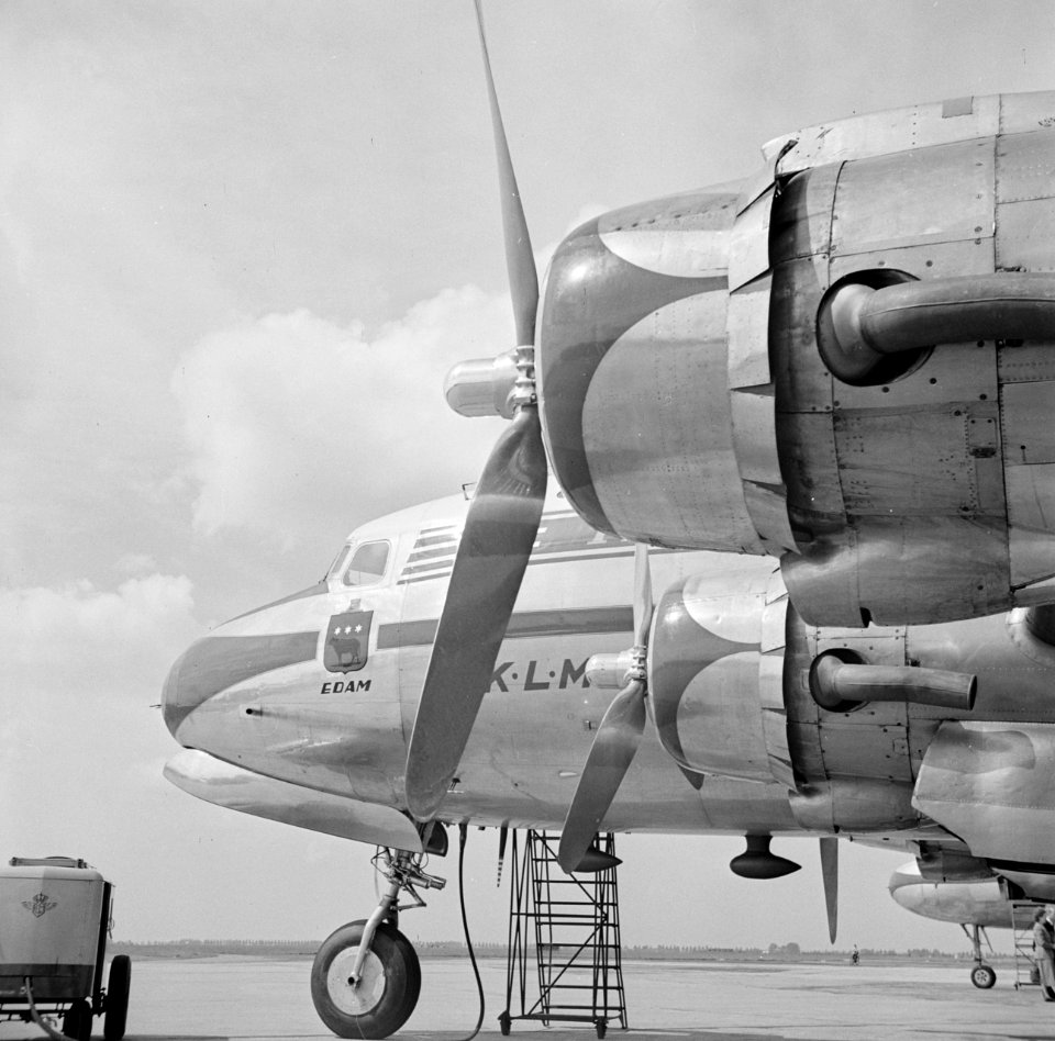 De Douglas DC-4 Edam met de KLM huisstijl en voorzien van het Edam logo onde, Bestanddeelnr 255-8915