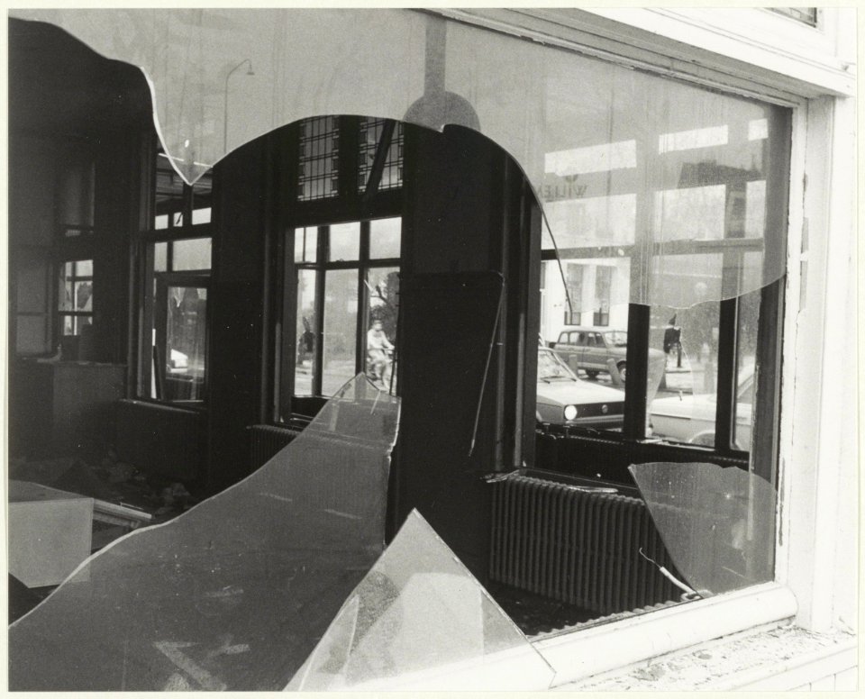 De afbraak van hotel café restaurant van Aken op de hoek van het Houtplein en de Baan. NL-HlmNHA 54021248