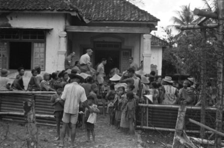 De door de T.N.I. gedwongen geevacueerde bevolking van Banjoe Biroe (Semarang se, Bestanddeelnr 424-3-1