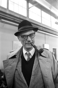De Amerikaanse toneelschrijver Arthur Miller op Schiphol, Bestanddeelnr 919-6131