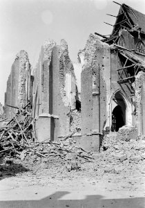 De door de Duitsers opgeblazen toren van de Martinikerk, Bestanddeelnr 900-2708