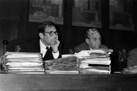 De Amsterdamse wethouders Han Lammers (l) en mr. J. Bootsma tijdens de vergaderi, Bestanddeelnr 925-6829