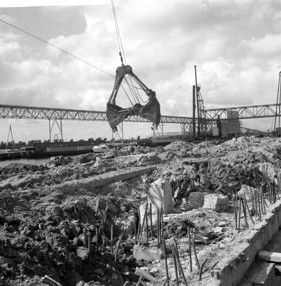 De Amsterdamse haven groeit, slopen op de voorgrond, op de achtergrond centrum H, Bestanddeelnr 911-5711