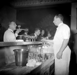 De barman en een ober praten met elkaar in dansgelegenheid Balajo, Bestanddeelnr 254-0040