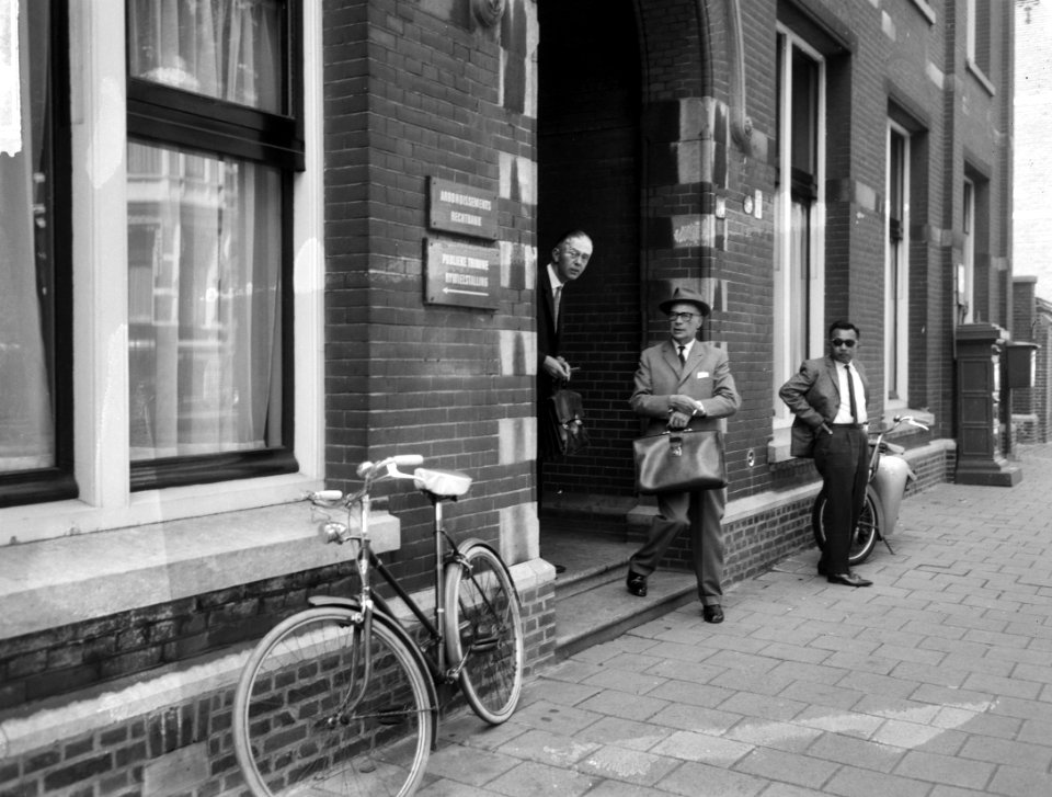 De Amsterdamse Substituut Officier van Justitie mr K L Heukels terecht gestaa, Bestanddeelnr 916-6398