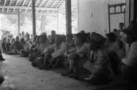De door de T.N.I. gedwongen geevacueerde bevolking van Banjoe Biroe (Semarang se, Bestanddeelnr 424-5-5