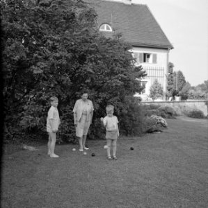 De familie Kreisselmeier speelt een balspel in de tuin. In het midden Hildegard , Bestanddeelnr 254-4974