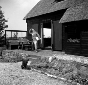 De dirigent Eduard van Beinum gooit op het terras pijltjes bij zijn buitenhuis B, Bestanddeelnr 254-2570