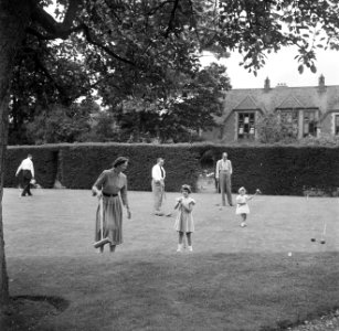 De familie Martineau in de tuin van de Old Lodge in Terlow (Buckinghamshire) bij, Bestanddeelnr 254-2889