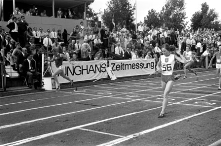De finish van de 200 m hardlopen, Wilma van der Berg (nr. 56) wint, Bestanddeelnr 922-6238