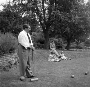 De familie Martineau in de tuin van de Old Lodge in Terlow (Buckinghamshire) bij, Bestanddeelnr 254-2892