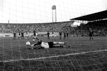 De finale Ajax-AZ '67 Eddy Treijtel van AZ 67 stopt penalty van Tahamata, Bestanddeelnr 930-3858