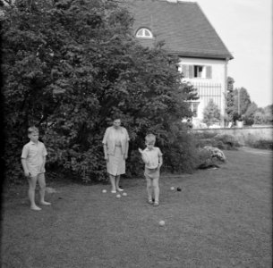 De familie Kreisselmeier speelt een balspel in de tuin. In het midden Hildegard , Bestanddeelnr 254-4975