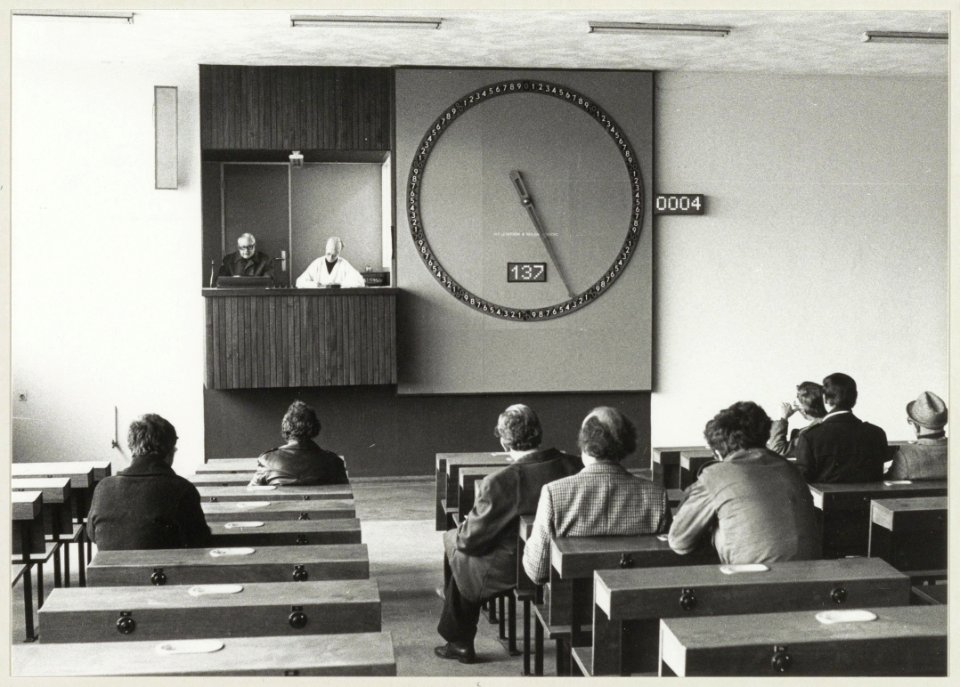 De Haarlemse Groenten -en Fruitveiling in de Waarderpolder, die in maart 1980 zou sluiten. NL-HlmNHA 54010176