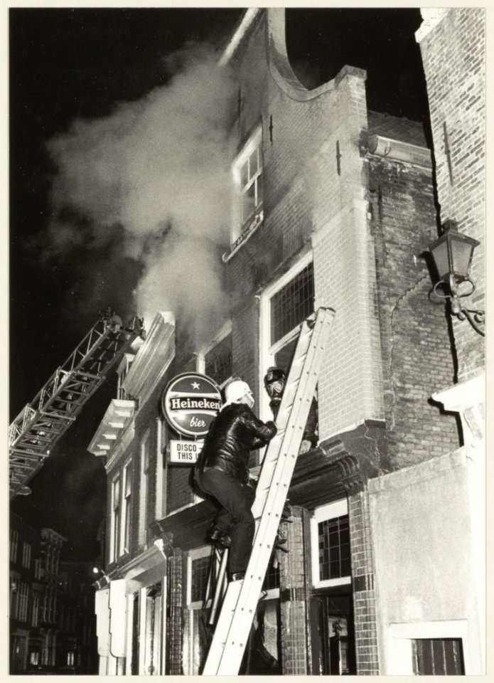 De Haarlemse dancing This is life, Zijlstraat 35, is door een hevige brand totaal verwoest. NL-HlmNHA 54011510