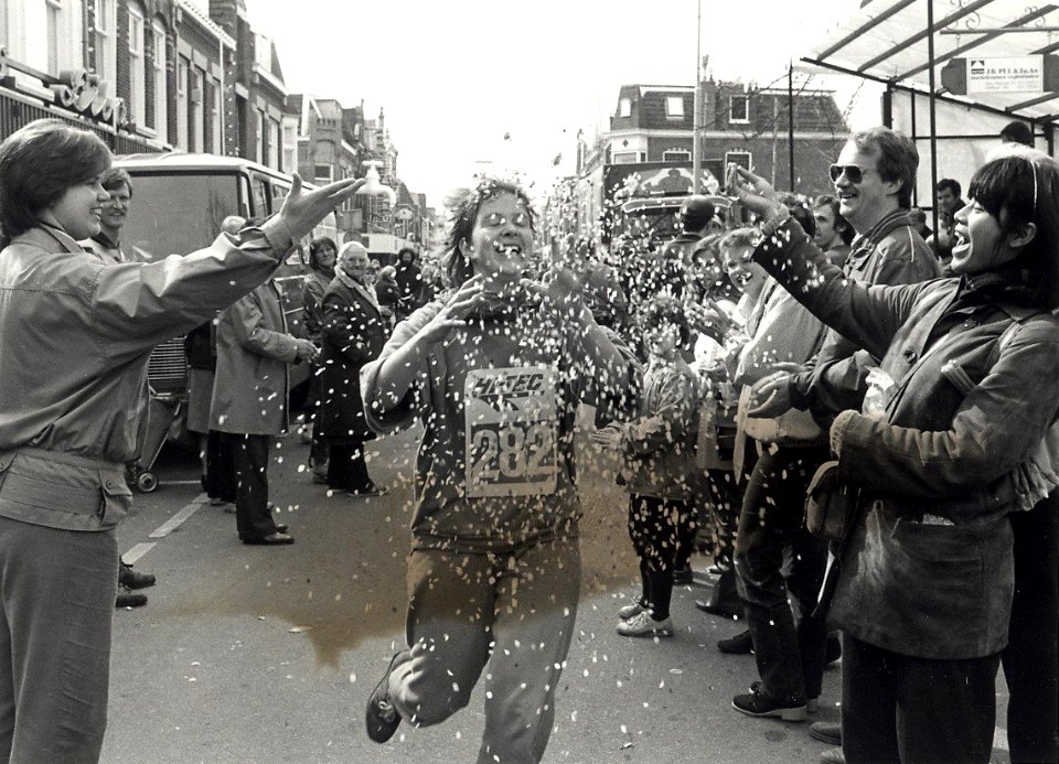 De finish van de Cronjé Paasloop. Geschonken in 1986 door United Photos de Boer bv. Identificatienummer 54-022977