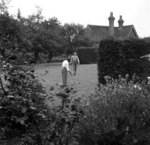 De familie Martineau in de tuin van de Old Lodge in Terlow (Buckinghamshire) bij, Bestanddeelnr 254-2886