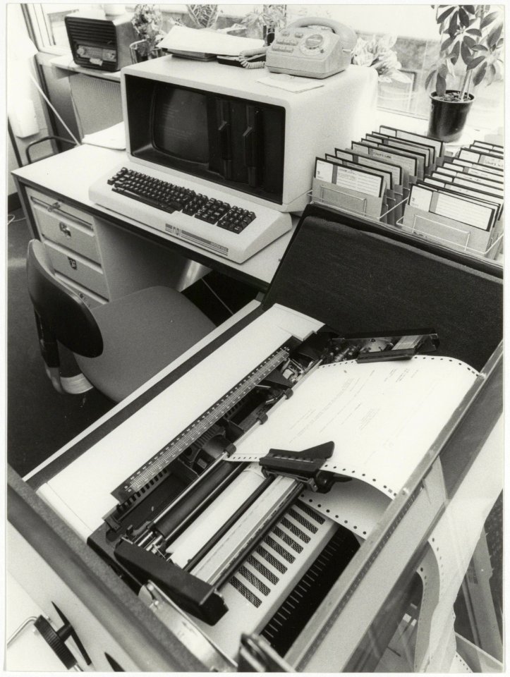 De apparatuur op de medische administratie in het St. Elisabeths Gasthuis in Schalkwijk. NL-HlmNHA 54025872