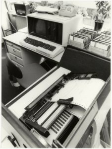 De apparatuur op de medische administratie in het St. Elisabeths Gasthuis in Schalkwijk. NL-HlmNHA 54025872