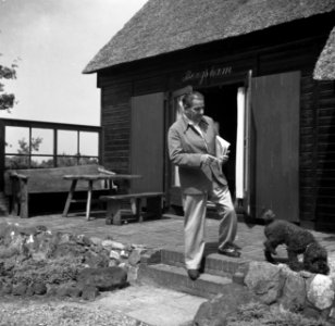 De dirigent Eduard van Beinum loopt op het terras met zijn hond David bij zijn b, Bestanddeelnr 254-2568