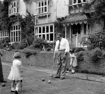 De familie Martineau in de tuin van de Old Lodge in Terlow (Buckinghamshire) bij, Bestanddeelnr 254-2893