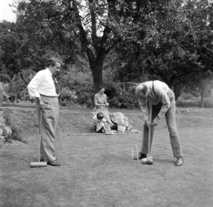 De familie Martineau in de tuin van de Old Lodge in Terlow (Buckinghamshire) bij, Bestanddeelnr 254-2890