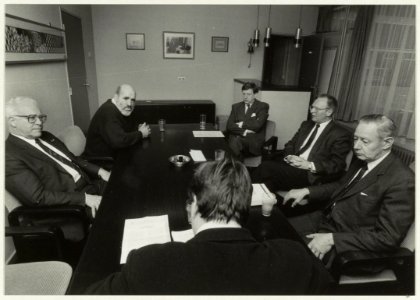 De directie van de firma Enschedé na de bijeenkomst met het personeel betreffende de reorganisatie van de drukkerij. v.l.n.r. President-commissaris Braakman, OR-voorzitter Roekens, pr-advise, NL-HlmNHA 54031730