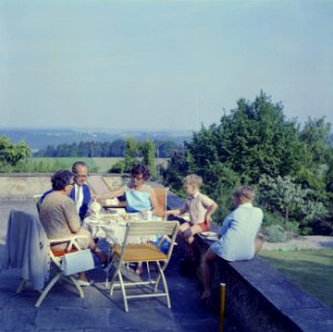 De familie Kreisselmeier op een terras met links Hildegard van de Poll-Eschen, Bestanddeelnr 254-4942
