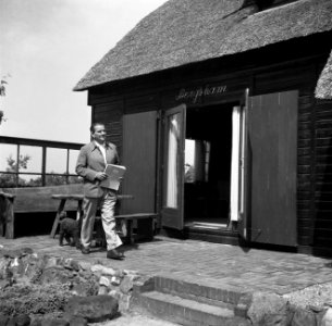 De dirigent Eduard van Beinum loopt op het terras bij zijn buitenhuis in Gardere, Bestanddeelnr 254-2567
