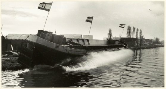 De Haarlemse scheepswerf waar een schip te water wordt gelaten. NL-HlmNHA 54004086