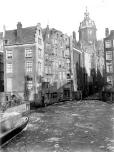 De dichtgevroren Achterburgwal in Amsterdam, Bestanddeelnr 189-0062