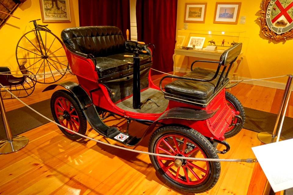 De Dion-Bouton automobile, France, between 1898 and 1902 - Château Ramezay - Montreal, Canada - DSC07600