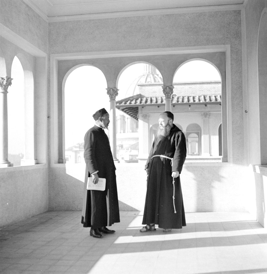 De directeur met een pater in de loggia van het Pauselijk Ethiopisch college in , Bestanddeelnr 254-5554