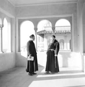 De directeur met een pater in de loggia van het Pauselijk Ethiopisch college in , Bestanddeelnr 254-5554