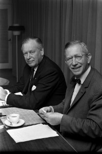 De directeuren v.d. Pols (RDM) (rechts) en Hupkes (Rijn-Schelde) geven een toeli, Bestanddeelnr 921-6573