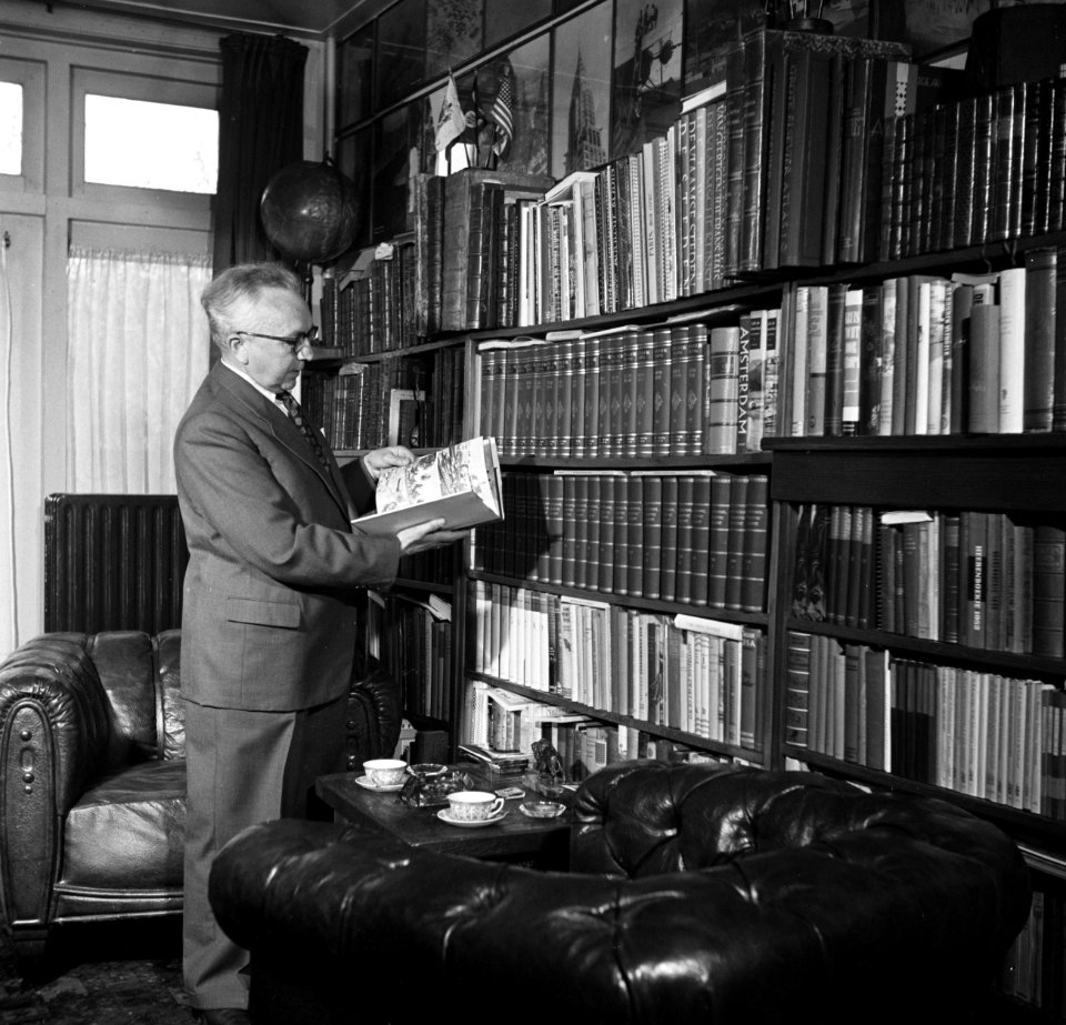 De directeur van luchthaven Schiphol, Jan Dellaert, bij zijn boekenkast in zijn , Bestanddeelnr 254-2463