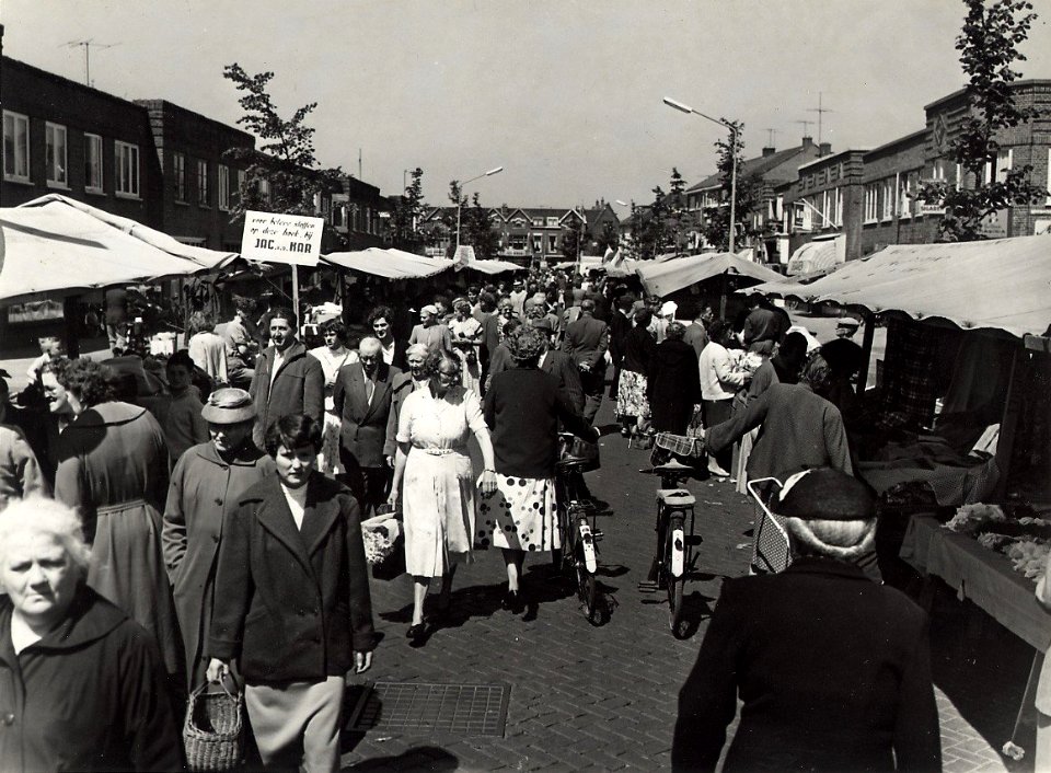 De donderdagse weekmarkt in de Florestraat op de hoogte (rechts) van de Mentawistraat. Aangekocht in 1977 van fotograaf C. de Boer. Identificatienummer 54-004608